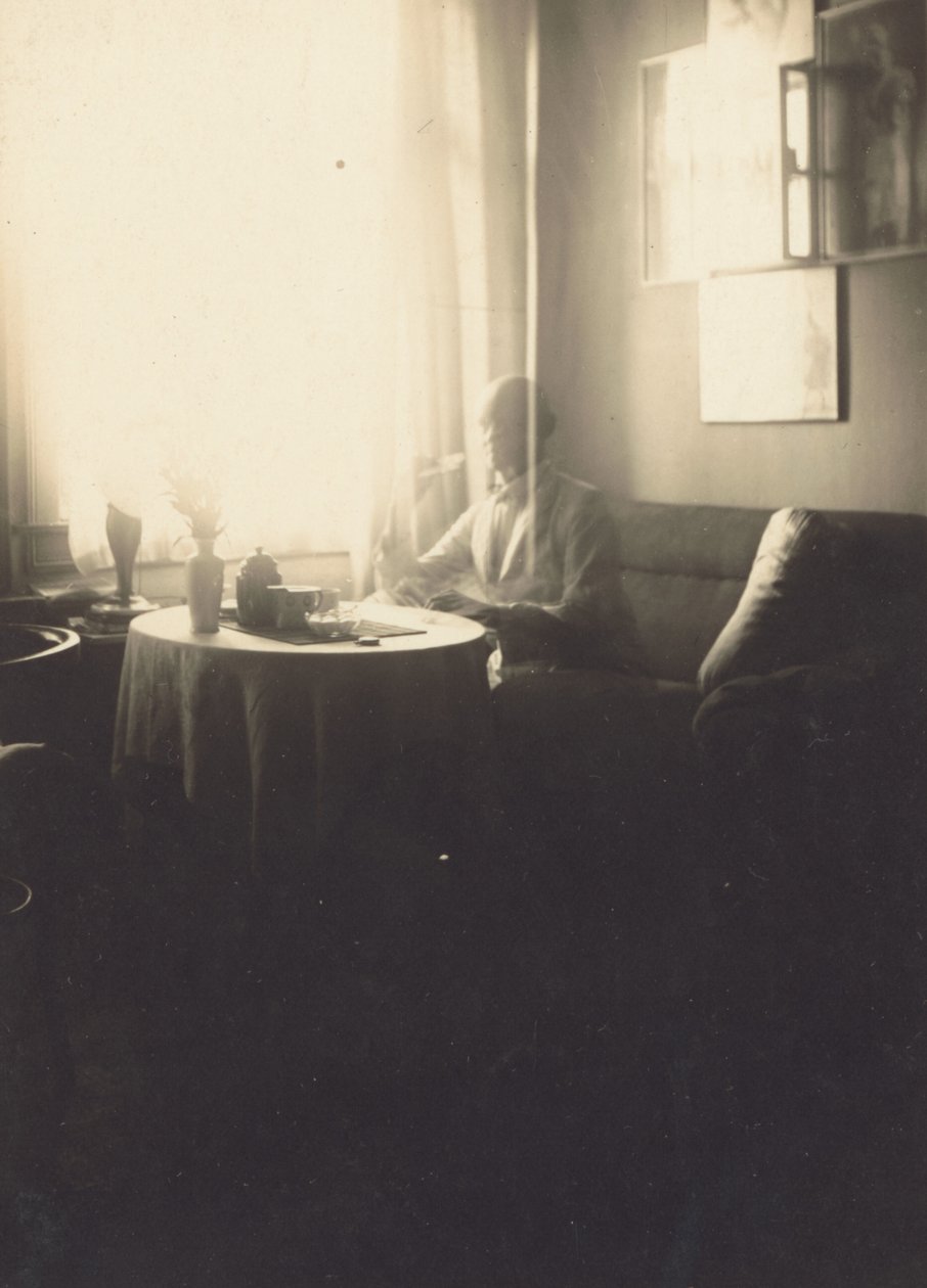 [Oskar Schlemmer sitter vid ett bord med kaffeservering på Prellestrasse] av Oskar Schlemmer