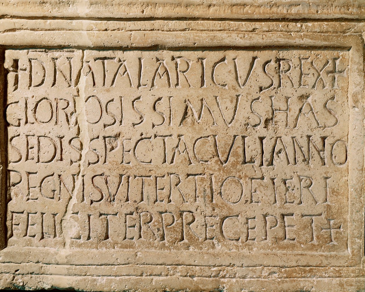 Barbarisk civilisation: inskription från kung Ostrogoth Athalarics regeringstid (516-534 e.Kr.) som vittnar om existensen av en teater i Ticinum (nuvarande Pavia). 600-talet. Musei Civici, Sezione Archeologia, Pavia, Italien av Ostrogothic Ostrogothic