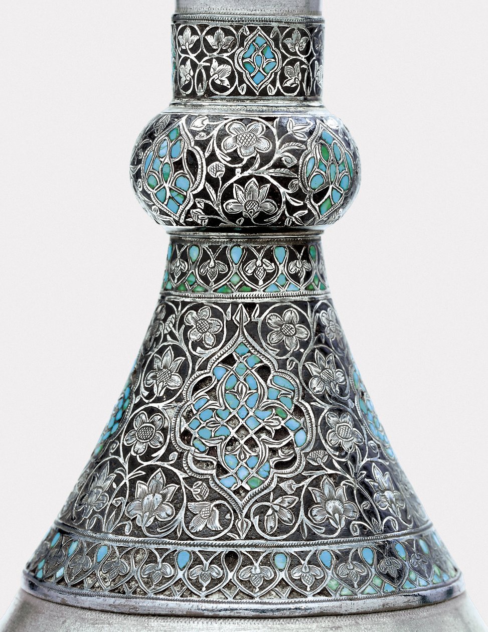 Detalj av en osmansk turkos infälld silvermonterad zinkflaska (turkos, zink, silver) av Ottoman School