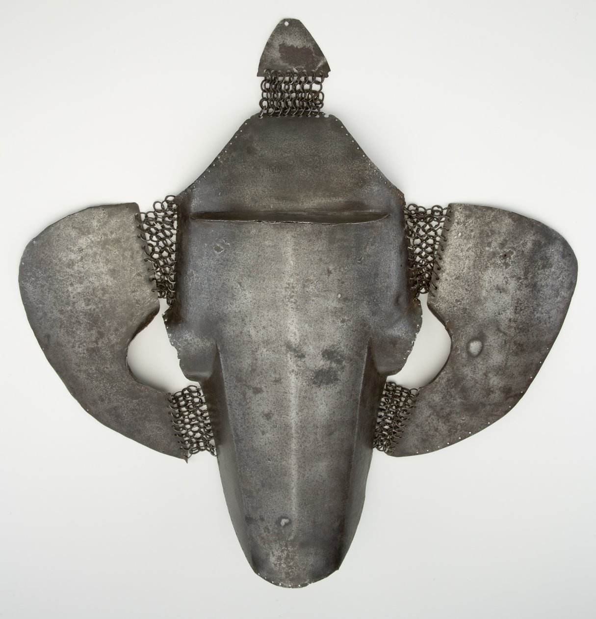 Shaffron, pansar med hästhuvud, tidigt 1500-tal (järn) av Ottoman School