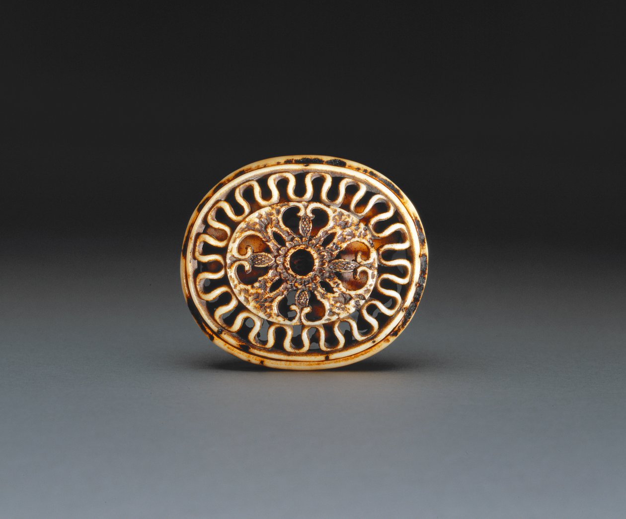 Bas av en netsuke, ca 1860-70 (hjorthorn) (se 205916) av Ozaki Kokusai