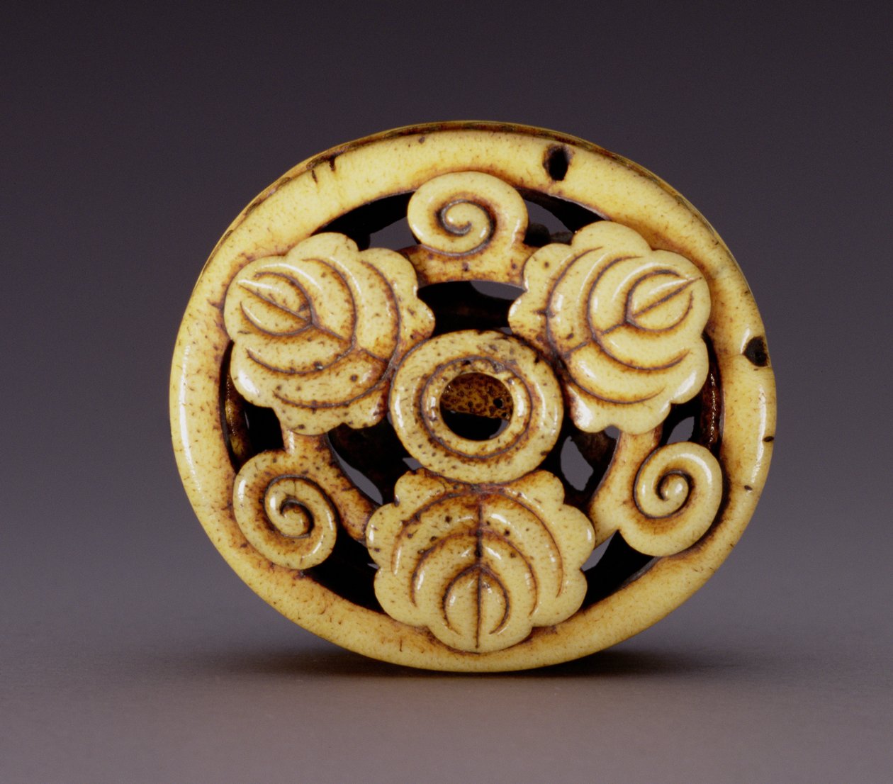 Netsuke i form av en låda (hako) ca 1870 (hjort-antler) (för lock se 195498) av Ozaki Kokusai