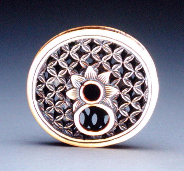 Baksidan av en netsuke, ca 1870 (för framsidan se 195485) av Ozaki Kokusai