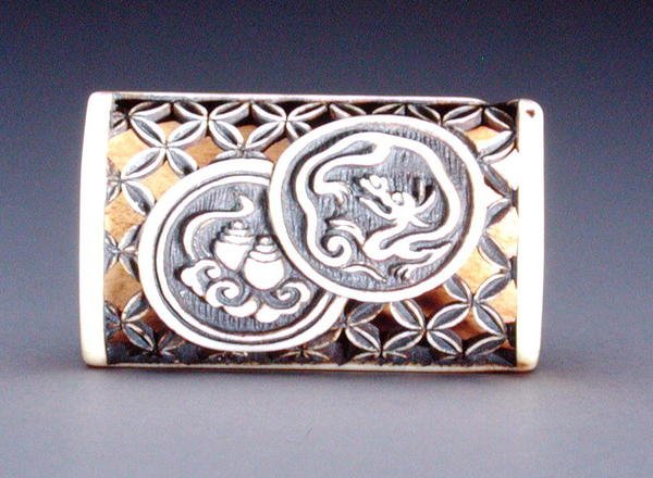Netsuke med genombruten design, ca 1870 (hjorthorn) (framsidan av 208395) av Ozaki Kokusai