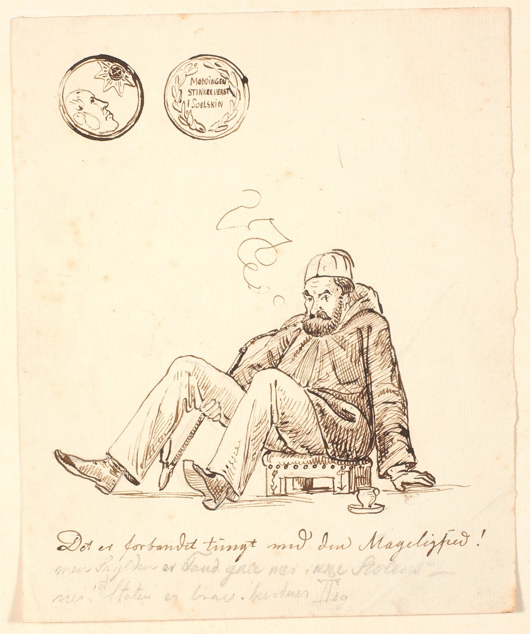 Karikatyr av Johan Thomas Lundbye med fez, lång pipa och kaffekopp, sittande på en orientalisk pall. Överst en medalj med inskriptionen "Møddingen stinker verst i soelskin" och nedtill en humoristisk inskription. av P.C. Skovgaard