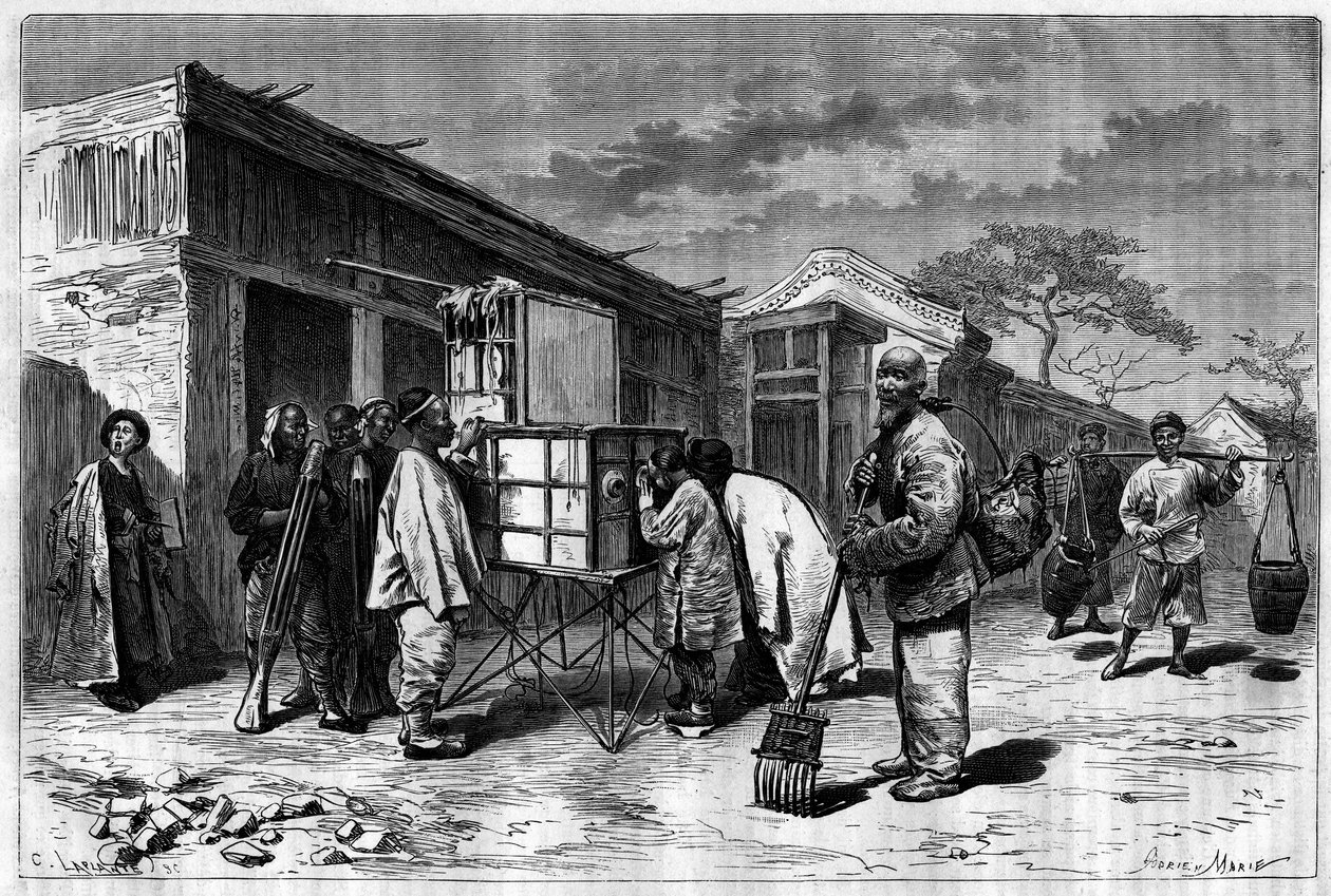 Aktivitet på gatorna i Pekin (Peking), med ett 1800-talsdiorama. Gravyr från en teckning av Sellier, från ett fotografi av Thomson, i "Le Tour du Monde, Nouveau journal des Voyages", redigerad av Edouard Charton, Paris av P. (after) Sellier