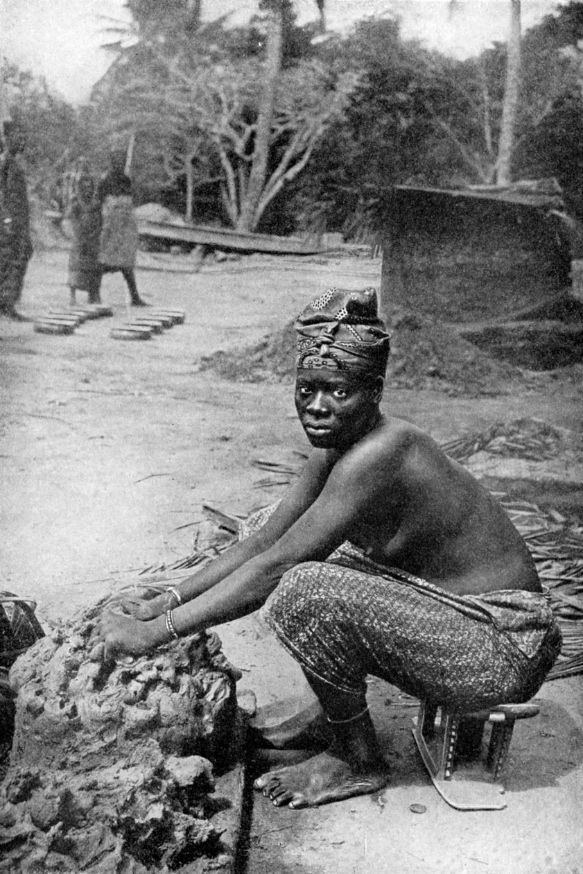 En keramiker från guldkusten och hennes lera, Ghana, Västafrika, 1922. av P. A. McCann