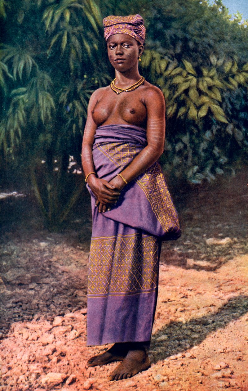 En kvinna från Accra, Ghana, 1922. av P. A. McCann