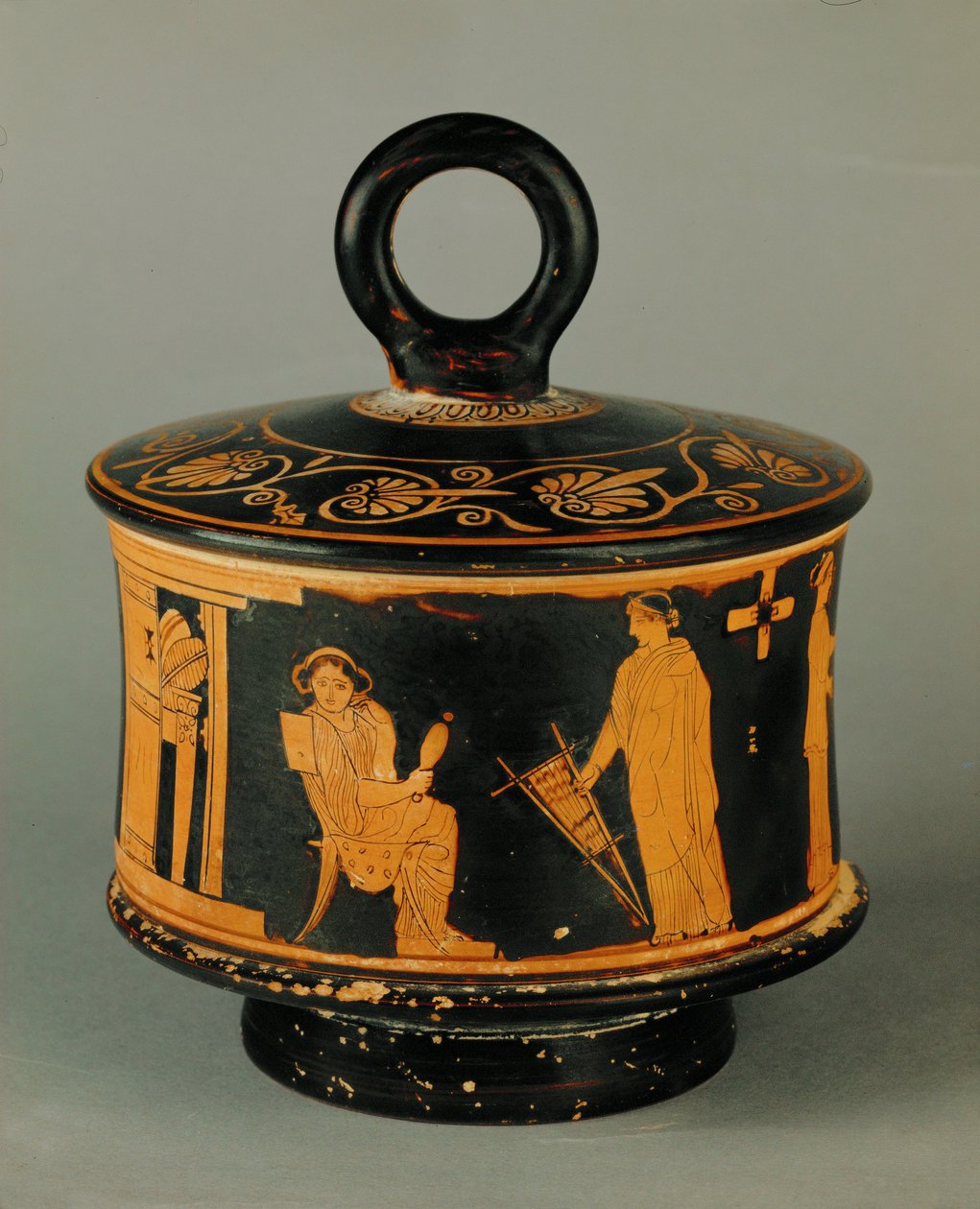 Hushållsscen, två kvinnor i kvinnornas bostad, den ena spinner, den andra håller i en liten handvävstol ... av Painter of the Louvre Centauromach