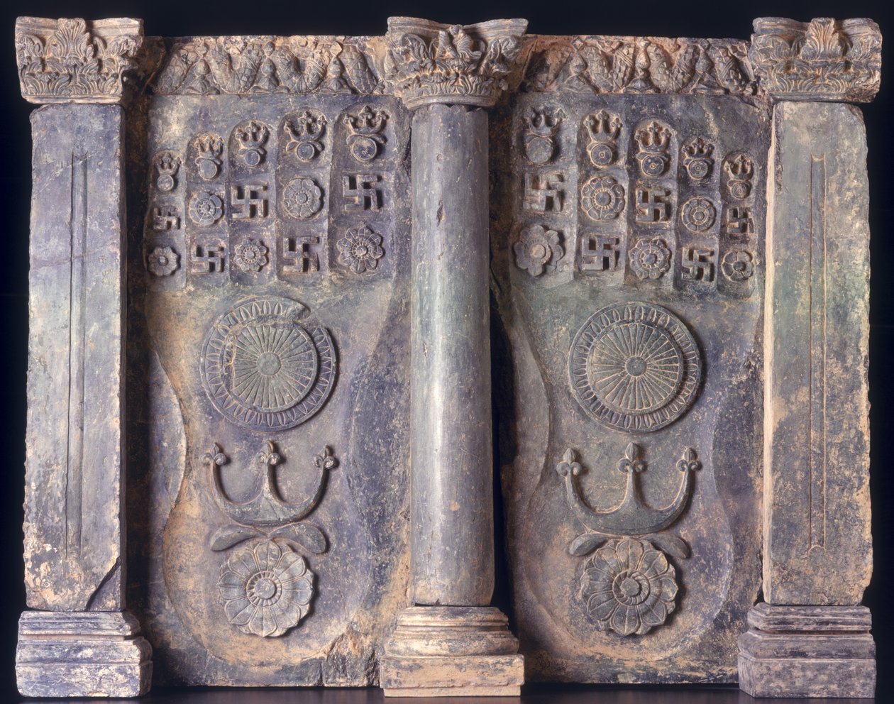 Fris som visar Buddhas fotspår, Gandhara 1:a till 5:e århundradet e.Kr.; av Pakistani School