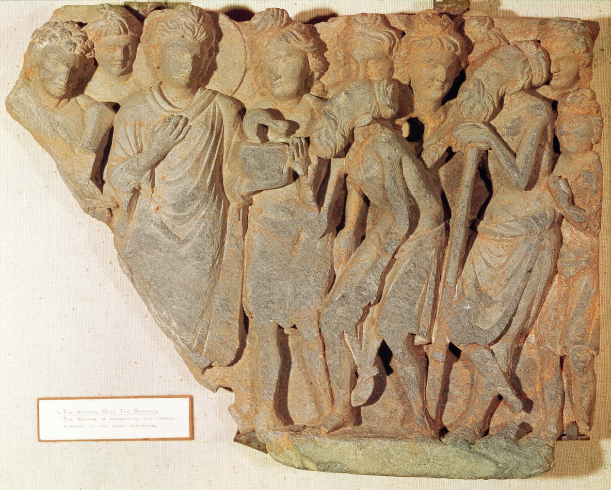 Segern över ormen, relief som visar Buddha som presenterar den fruktade ormen för de vördade brahmanerna, grekisk-buddhistisk stil, 1:a-300-talet av Pakistani School