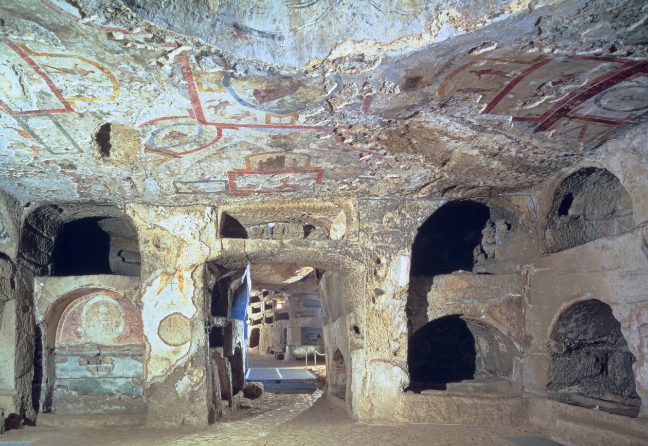 Interiör av en katakombkammare skuren av tuffsten som visar fragment av fresker, 2:a århundradet av Paleo Christian