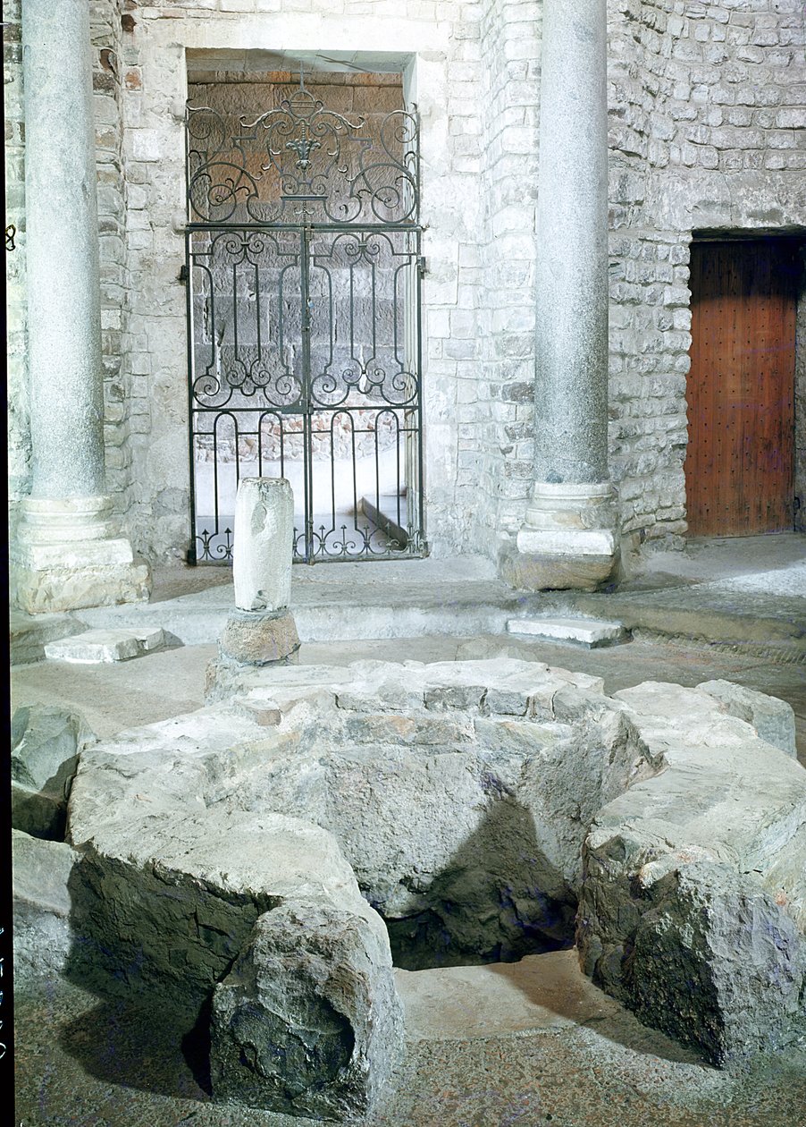 Interiör av katedralens åttkantiga baptistery av Paleo Christian