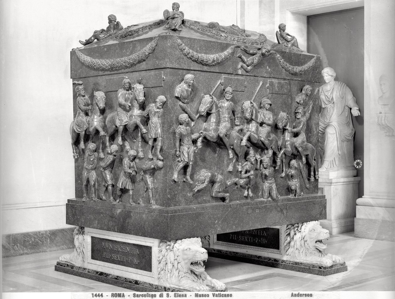 Sarkofag av St. Helena föreställande romerska kavaljerer och barbarfångar (porfyr) av Paleo Christian