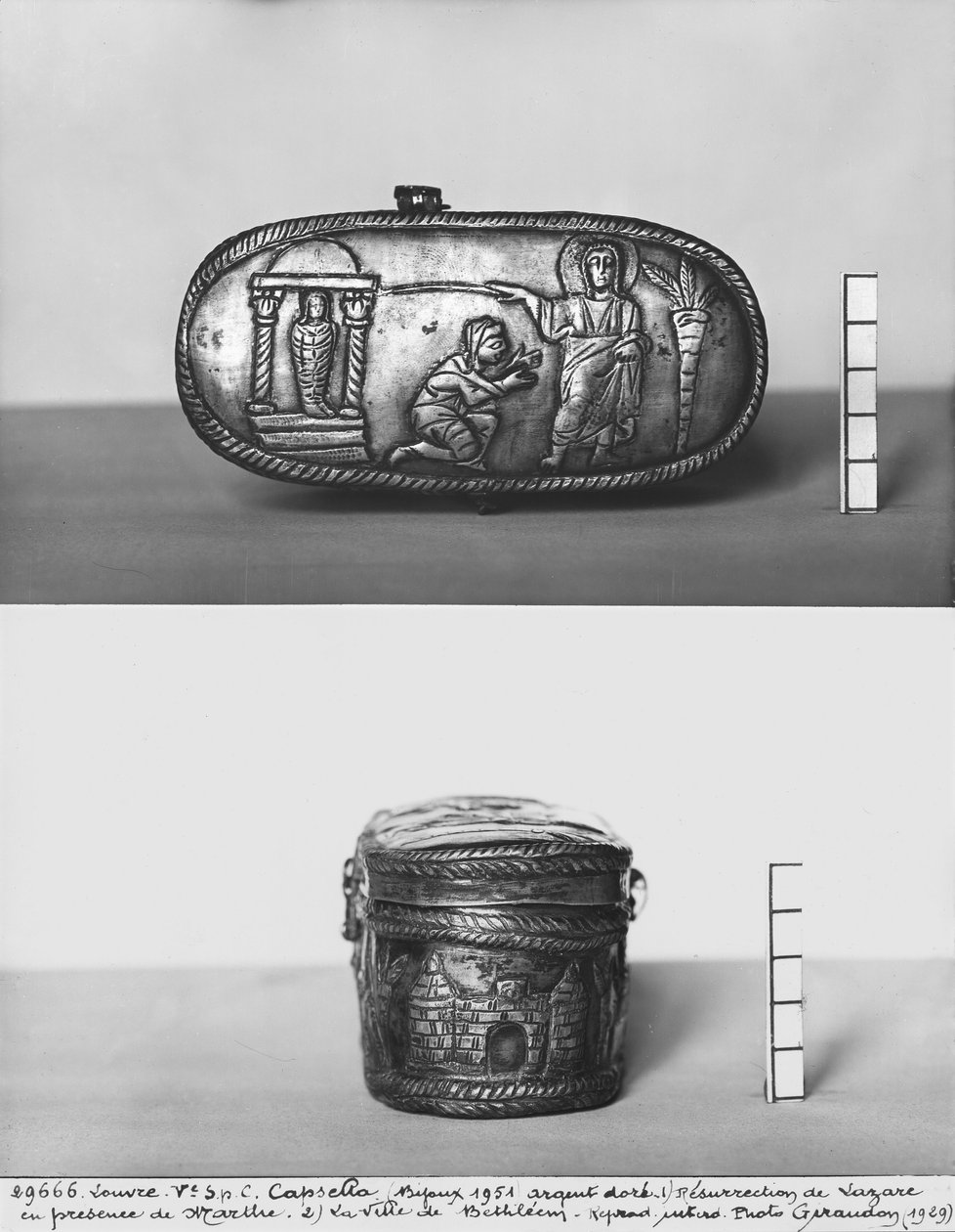 Detalj av locket till en pyxid som föreställer uppväckandet av Lasarus med Kristus och Martha silver svartvitt foto av Paleo Christian