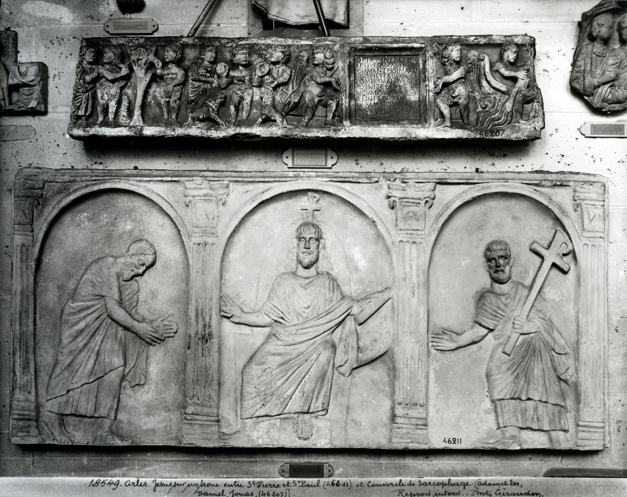Överst: Lock på en sarkofag föreställande Adam och Eva, Daniel och Jona; Nederst: Kristus tronade med St. Peter och St. Paul av Paleo Christian