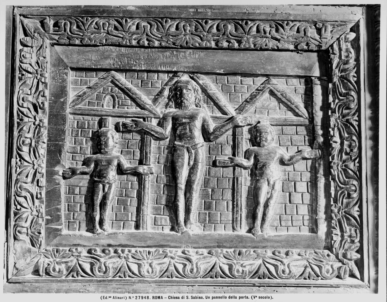 Detalj av korsfästelsen från dörren som visar scener från Gamla och Nya testamentet (trä) (s/v foto) av Paleo Christian