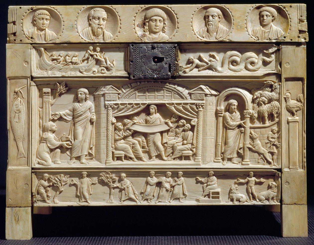 Paleochretian Art: Relikvieskrin (lipsanotheque) av scener från Gamla och Nya testamentet i nedre reliefer. 300-talet Från klostret Santa Giulia, Italien. Brescia, kristet museum av Paleo Christian