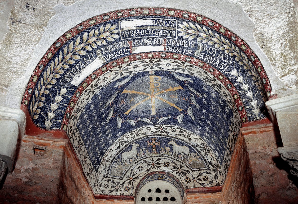Paleochretisk konst: Kristi monogram är omgivet av symboler för den heliga treenigheten. Mosaik från 500- eller 600-talet. Baptistere d
