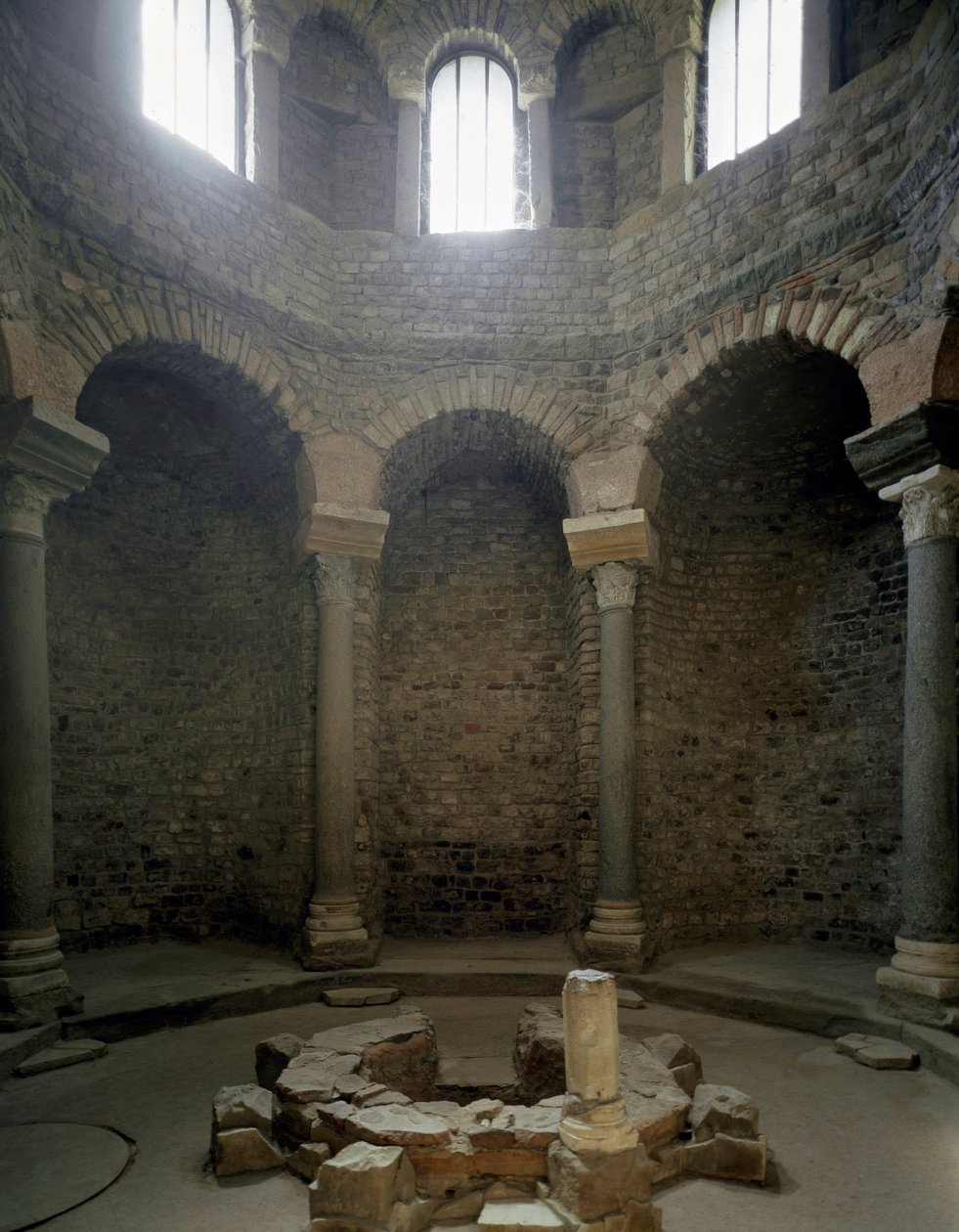 Paleokristen konst: utsikt över det inre av baptisteret, 500-talet. Frejus (Var) av Paleo Christian