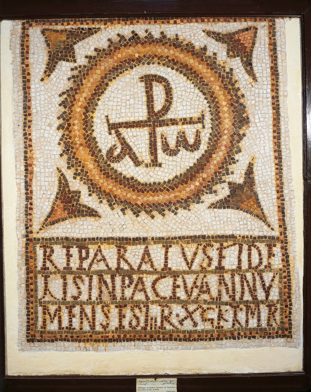 Tunisien, Uppenna-mosaiken, mosaiskt verk som visar en grav med epitafium: alfa och omega (början och slutet) av Paleo Christian