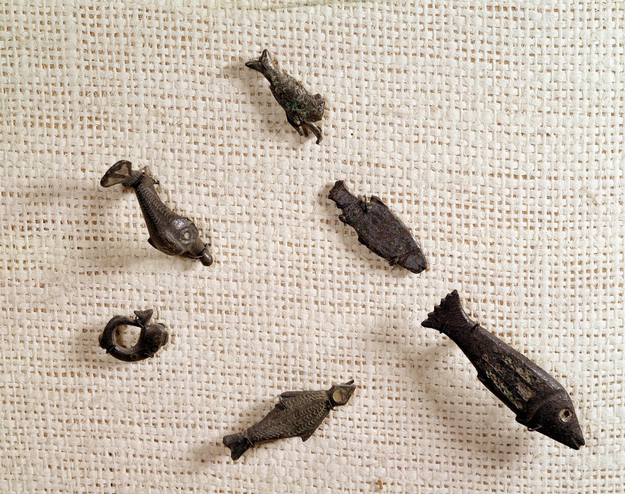 Kristen antikvitet: fibular och metallsmycken i form av fisk. Nationalmuseet för arkeologi, Saint Germain en Laye av Paleo Christian Paleo Christian