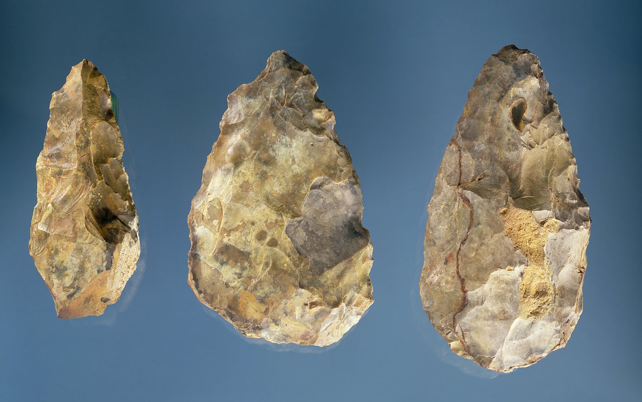 Tre verktyg av flinta av Paleolithic