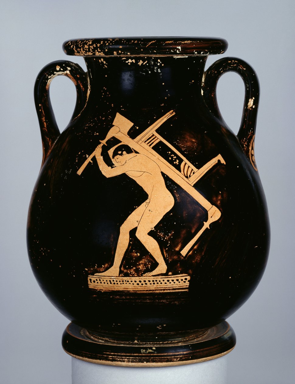 Attic röd-figur pelike dekorerad med en ungdom som bär en soffa och ett trebent bord på ryggen, c.480 f.Kr. (keramik) av Pan Painter