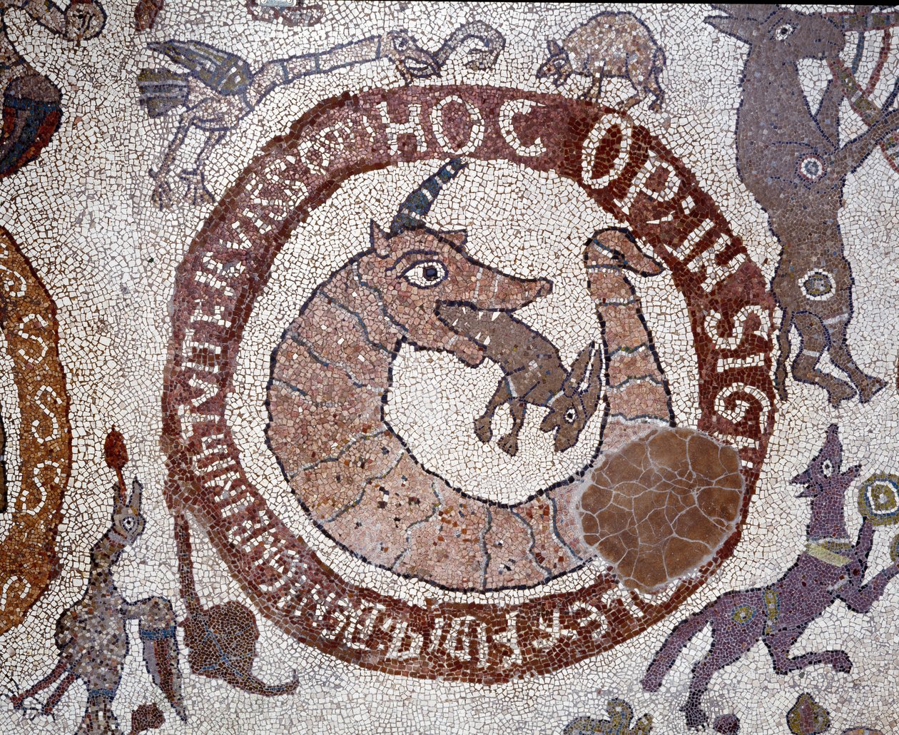 Representation av Leviathan i form av en krokodil som förkroppsligar Satan som håller i sin mun en hare som representerar människan. Mosaik av Pantaleone, präst och mosaik. 1163-1166. Centralskeppet i katedralen i Otranto (Otranto), Italien ©Luisa Ricci av Pantaleon Pantaleon
