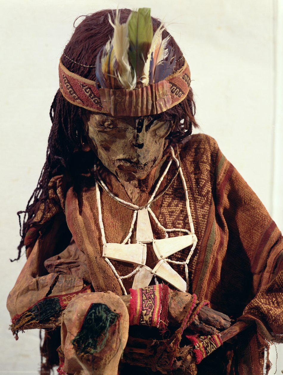 Mumie smyckad med ben smycken, ca 200 f.Kr. av Paracas Culture