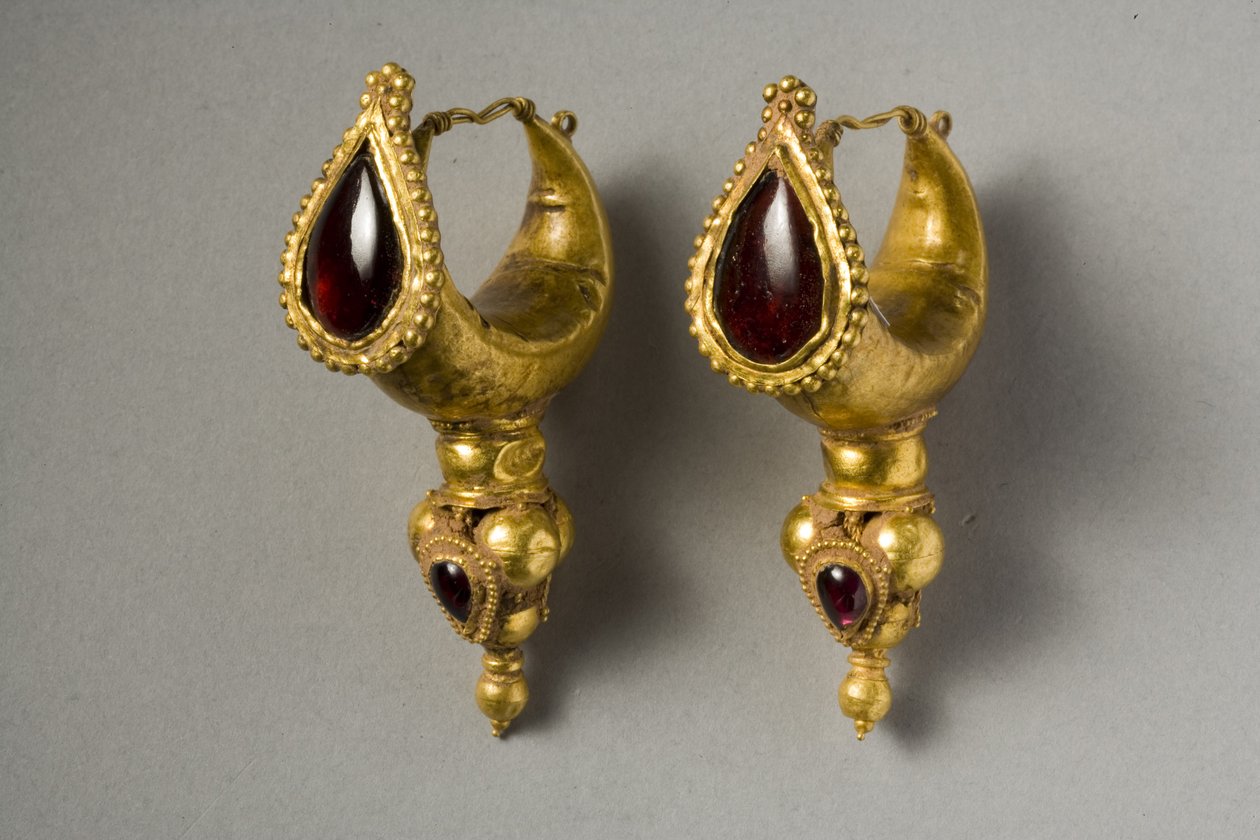 Örhängen (guld och granat) av Parthian School
