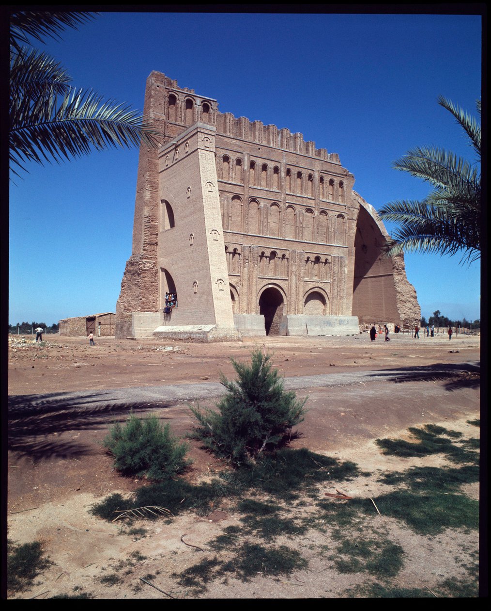 Utsikt över Palace of Shapur I och Chosroes båge av Parthian Parthian