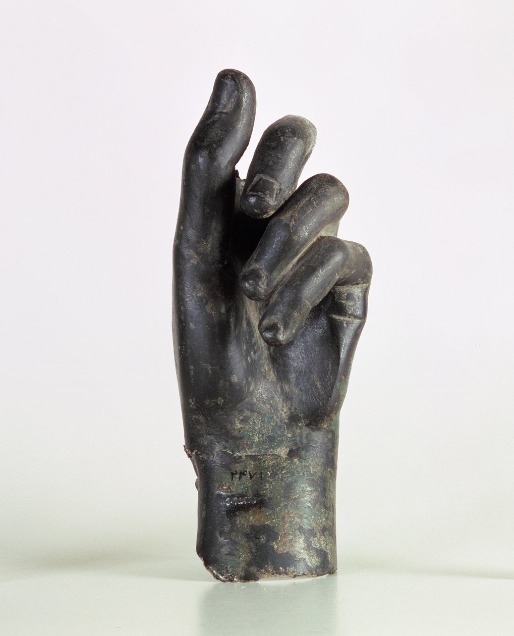 Fragment av en hand, möjligen av en bågskytt, från Shami, Malamir, Iran (brons) av Parthian School