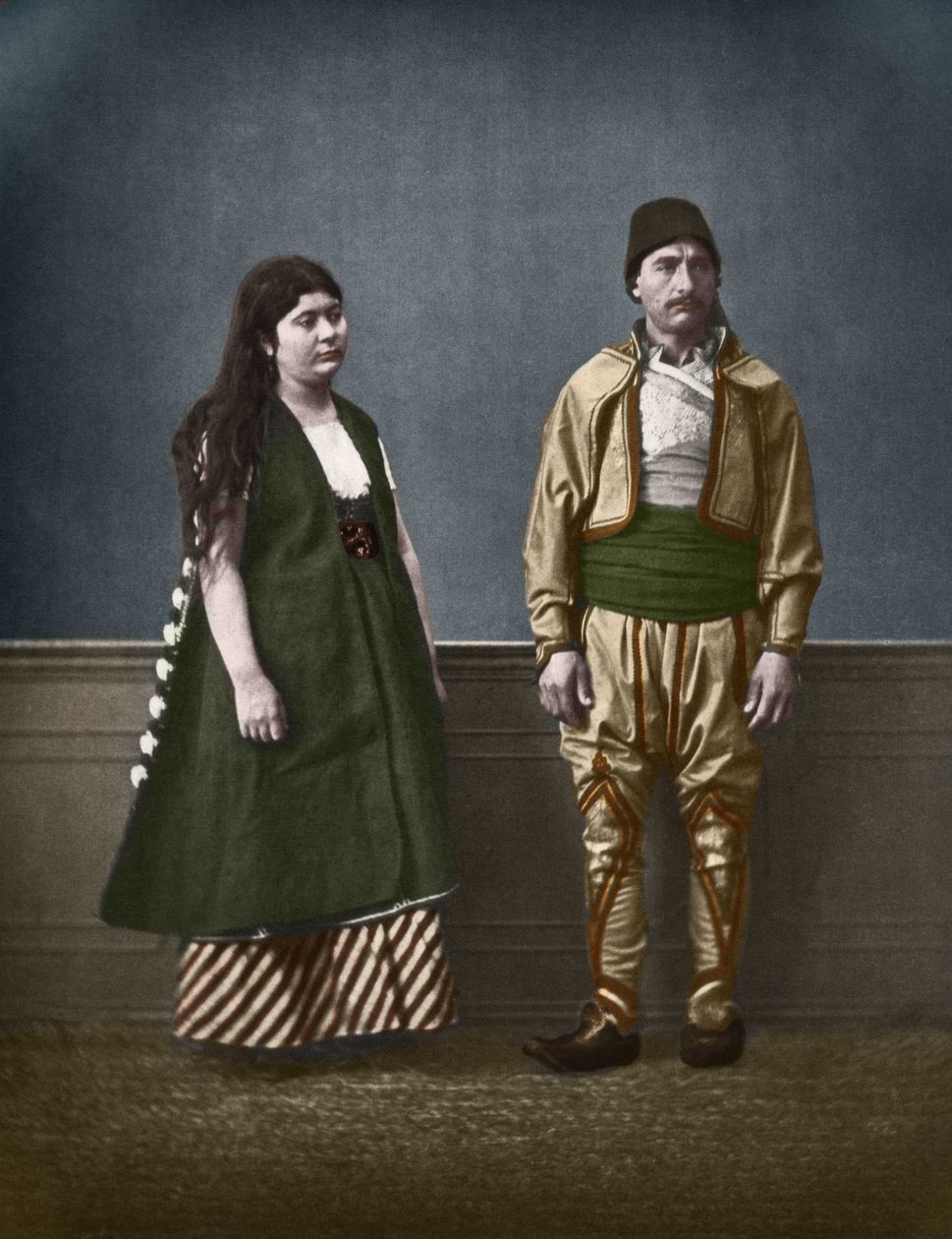 Porträtt av en bulgarisk kvinna från Sofia och en bulgarisk man omkring 1890. Färglägg fotografi av Pascal Sebah (1838-1890). av Pascal Sébah