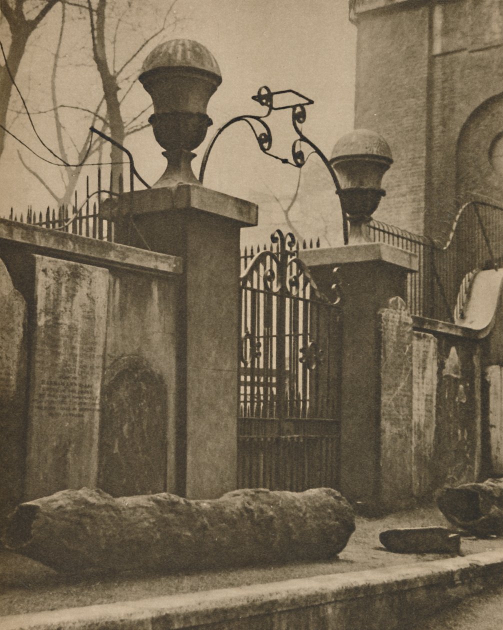 Elmstammar för ledningsrör som grävts upp nära St. Annes, Soho, c1935. av Paterson