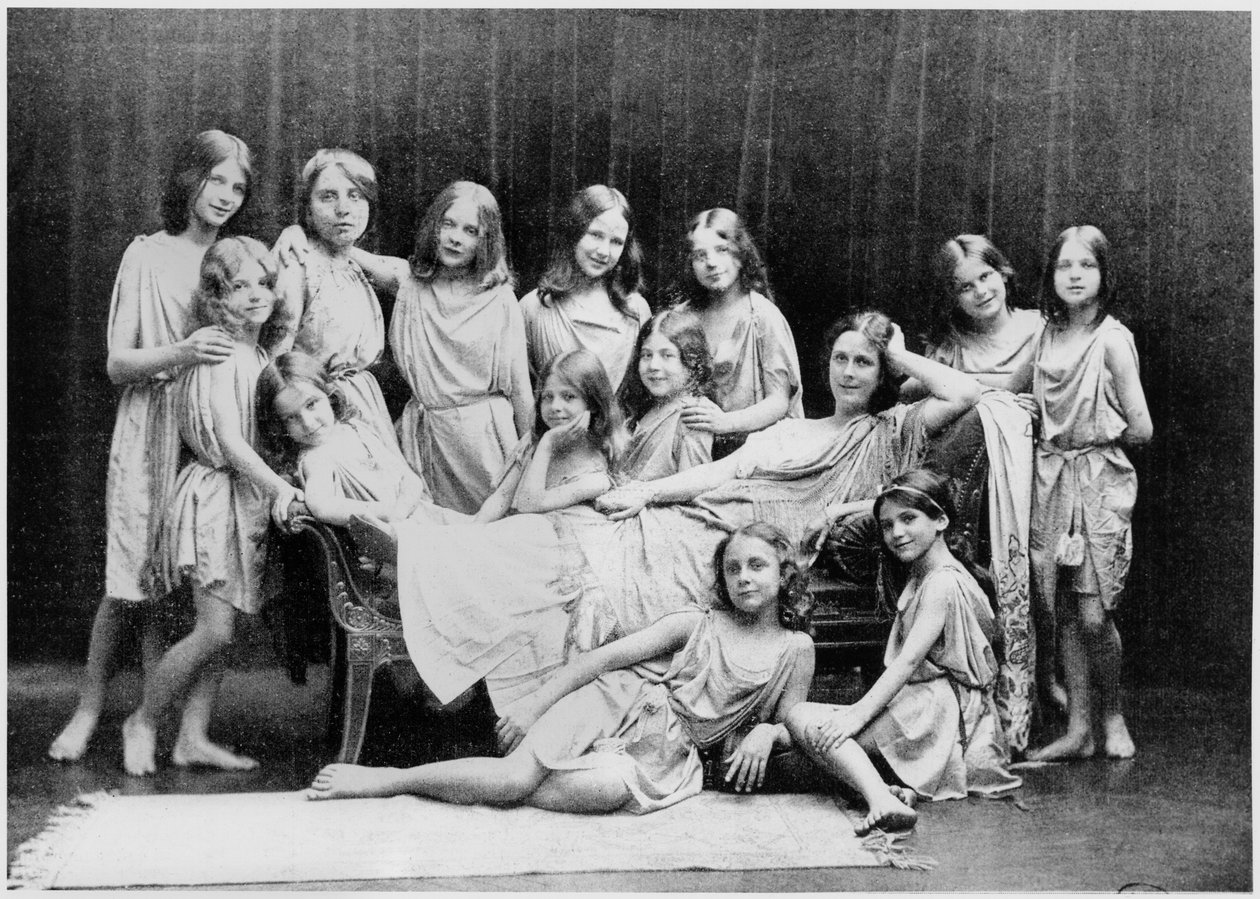 Isadora Duncan (1877-1927) och hennes elever från Grunewald School, 1908 (bw foto) av Paul Berger