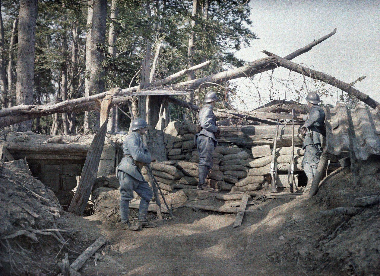 En fransk observationspost med tre soldater i en skyttegrav förstärkt med träbjälkar och sandsäckar nära de tyska linjerna, Hirtzbach, Departement Haut-Rhin, Alsace, Frankrike 16 juni 1917 (autochrom av Paul Castelnau