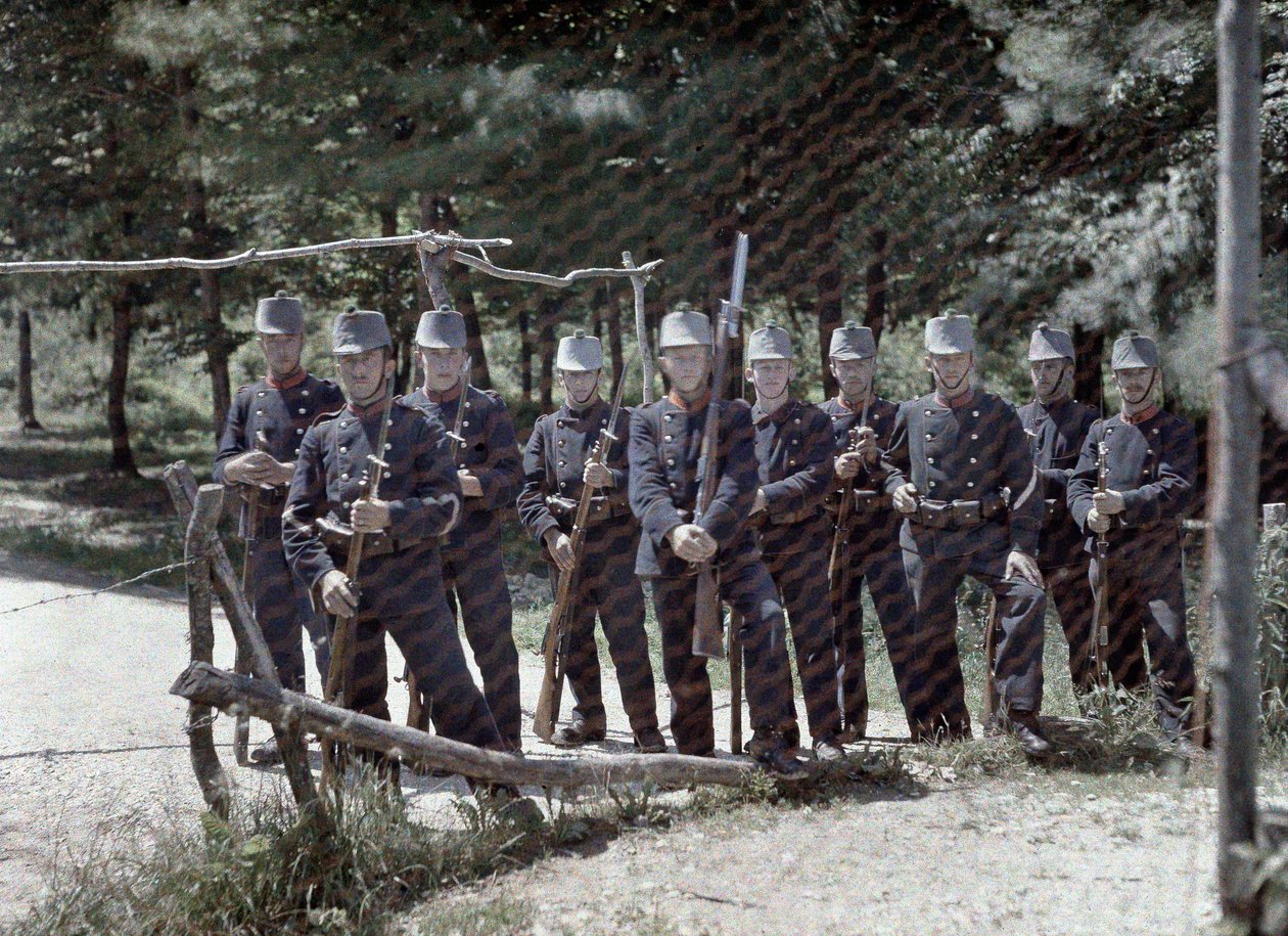 En grupp schweiziska gränsvakter bakom ett staket mellan Schweiz och Frankrike, Departement Haut-Rhin, Alsace, Frankrike, 19 juni 1917 (autokrom) av Paul Castelnau