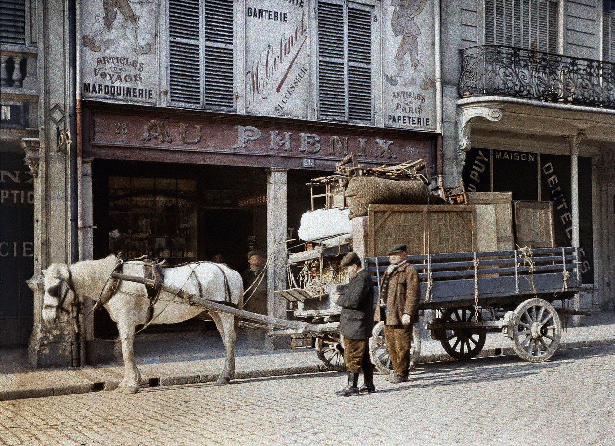 En hästkärra är lastad med möbler och personliga tillhörigheter framför en lädervarubutik, Reims, Frankrike, 4 maj 1917 (autokrom) av Paul Castelnau