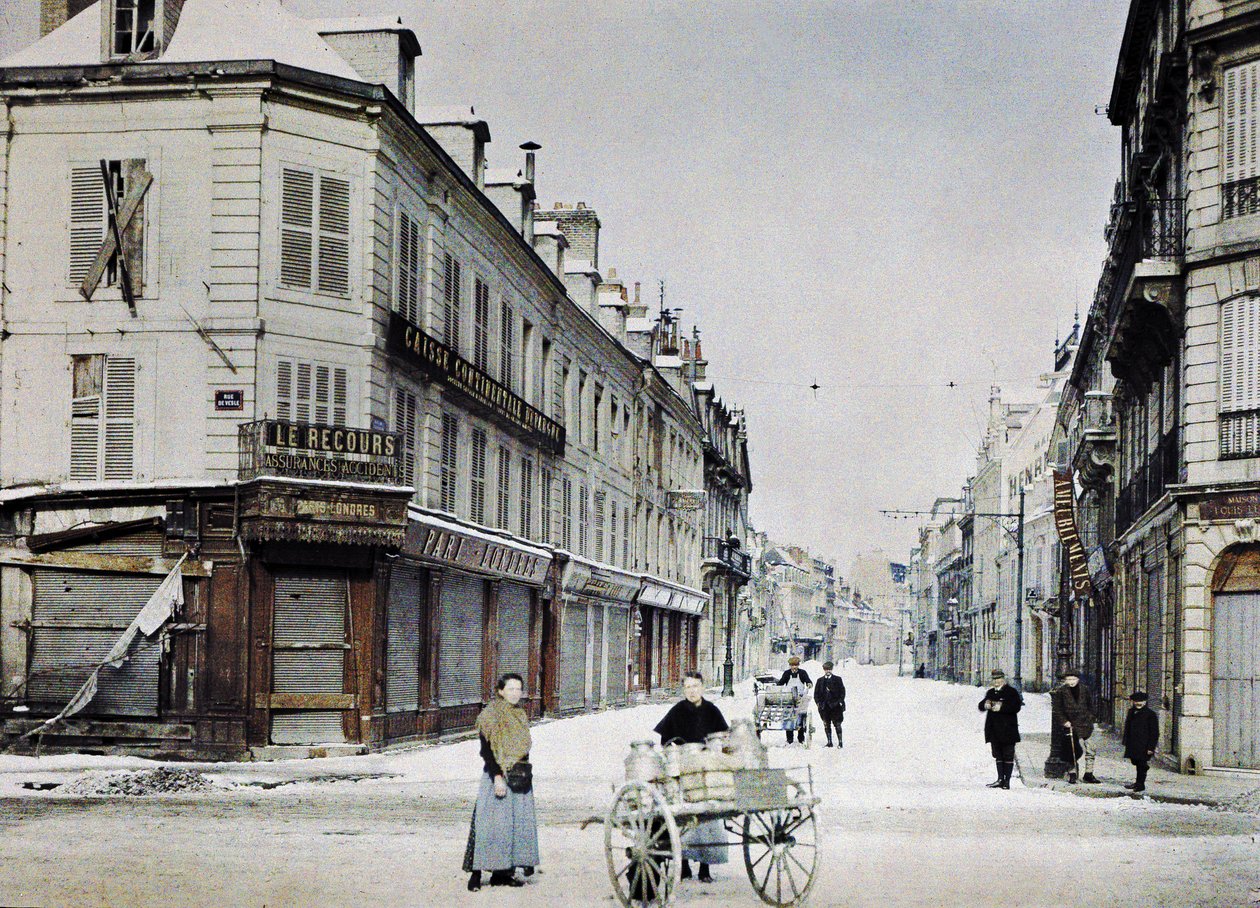 En kvinna med en vagn fylld med mjölkburkar i Rue de Vesle och en man med en annan vagn i Rue de Talleyrand bakom sig, Reims, Frankrike, 3 mars 1917 (autokrom) av Paul Castelnau
