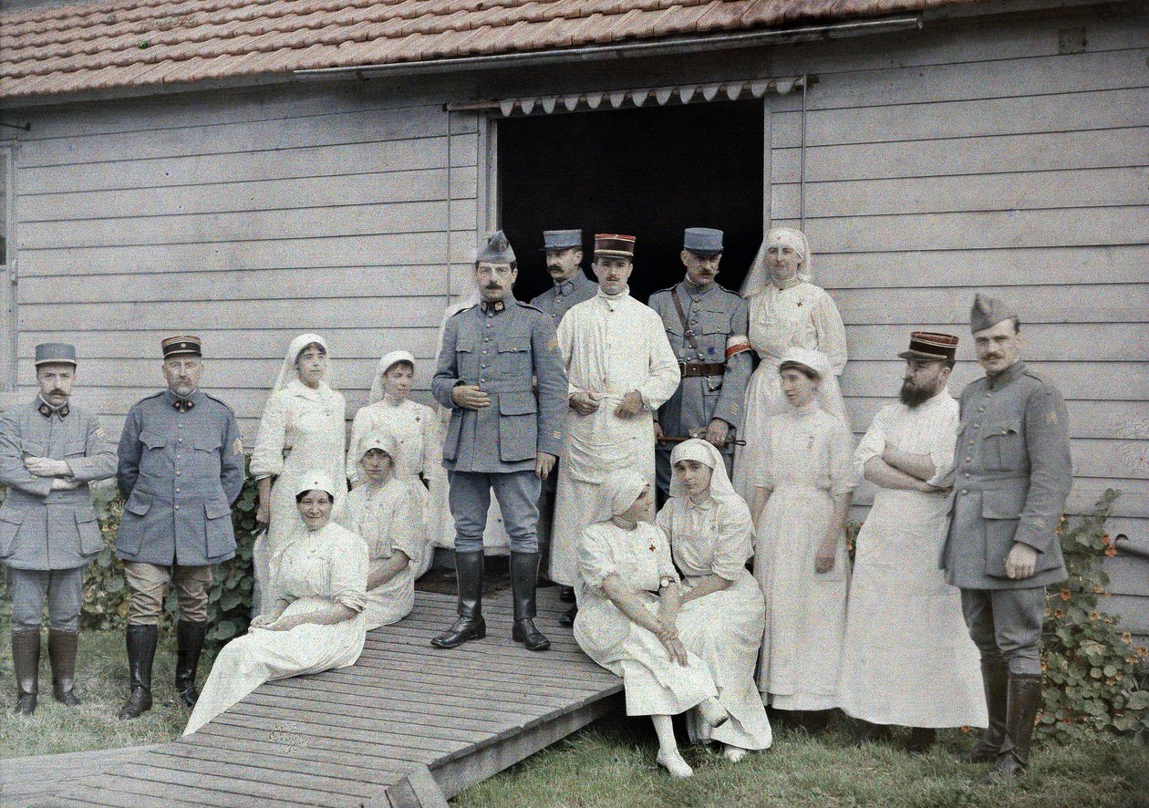 Läkare, sjuksköterskor och medicinsk personal framför fältsjukhuset 55 i Bourbourg, Department Nord, Region Nord-Pas-de-Calais, Frankrike, 1 september 1917 (autokrom) av Paul Castelnau