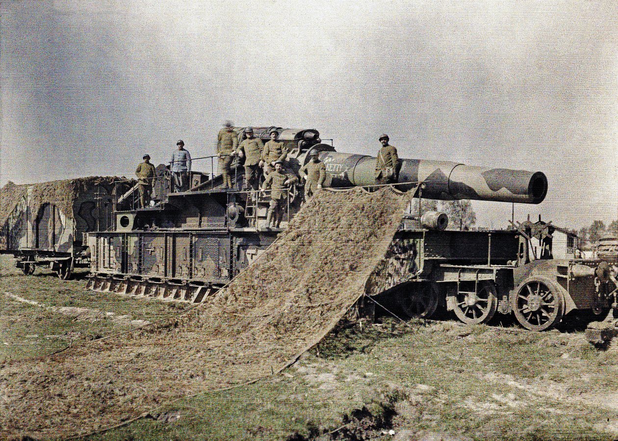 Åtta franska soldater kamouflerar en 370 mm järnvägspistol med inskriptionen Keity, Noyon, Oise, Frankrike, 5 september 1917 (autokrom) av Paul Castelnau