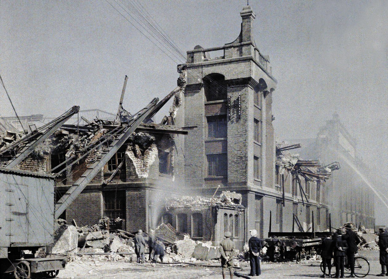 Franska brandmän, militärer och civila försöker förhindra bränder från att spridas efter bombningarna den 2 och 3 september, som drabbade flera byggnader i Dunkerque, inklusive lagret Ba av Paul Castelnau