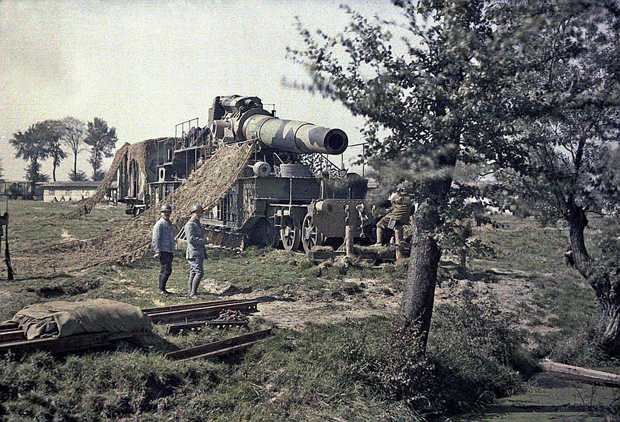 Franska soldater kamouflerar en 370 mm järnvägspistol med inskriptionen Keity, Noyon, Oise, Frankrike, 5 september 1917 (autokrom) av Paul Castelnau
