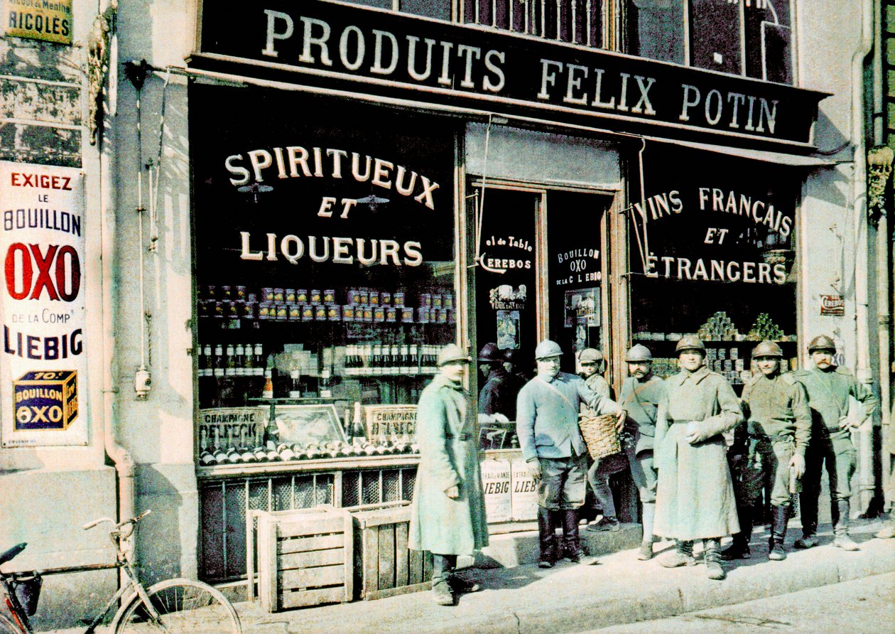 Franska soldater framför mataffären Felix Potin på Place des Marchés, Reims, Frankrike, 1917 (autokrom) av Paul Castelnau