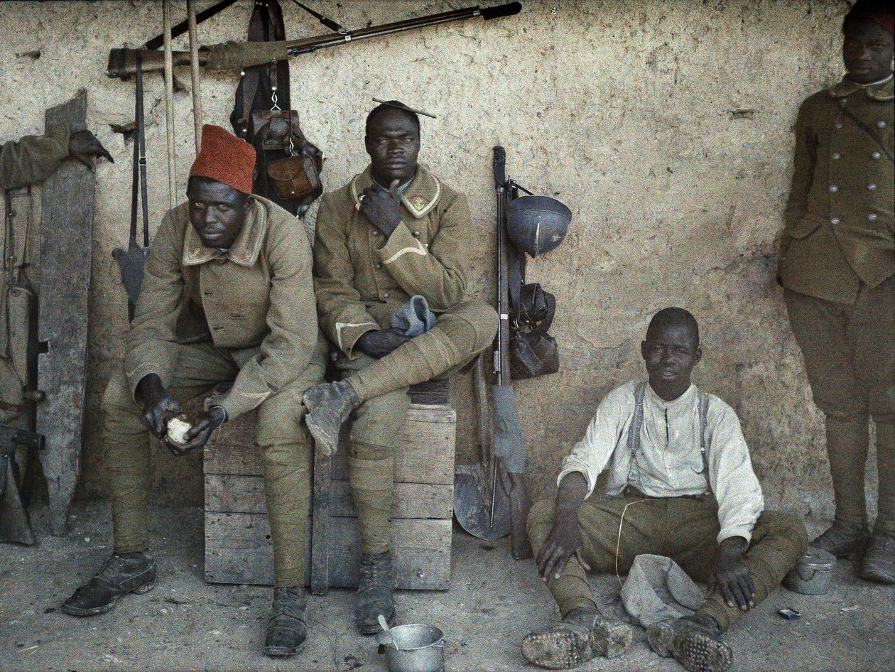 Senegalesiska soldater som tjänstgör i den franska armén som infanterister vilande i ett rum med vapen och utrustning, Saint-Ulrich, Department Haut-Rhin, Alsace, Frankrike, 16 juni 1917 (autokrom) av Paul Castelnau