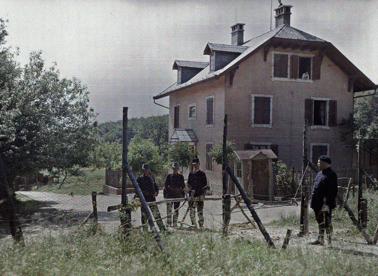 Gränsen mellan Schweiz och Frankrike i kommunen Beurnevésin i kantonen Jura, Frankrike, 19 juni 1917 (autocrhome) av Paul Castelnau