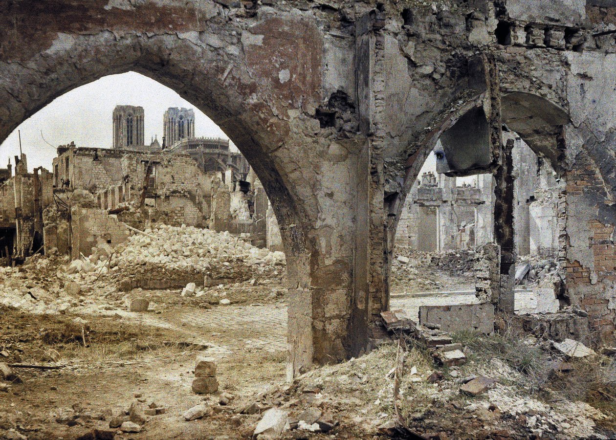 Tornen i katedralen Notre-Dame de Reims kan ses genom de skadade fönstren i en centralbyggnad, Frankrike, 3 april 1917 (autokrom) av Paul Castelnau