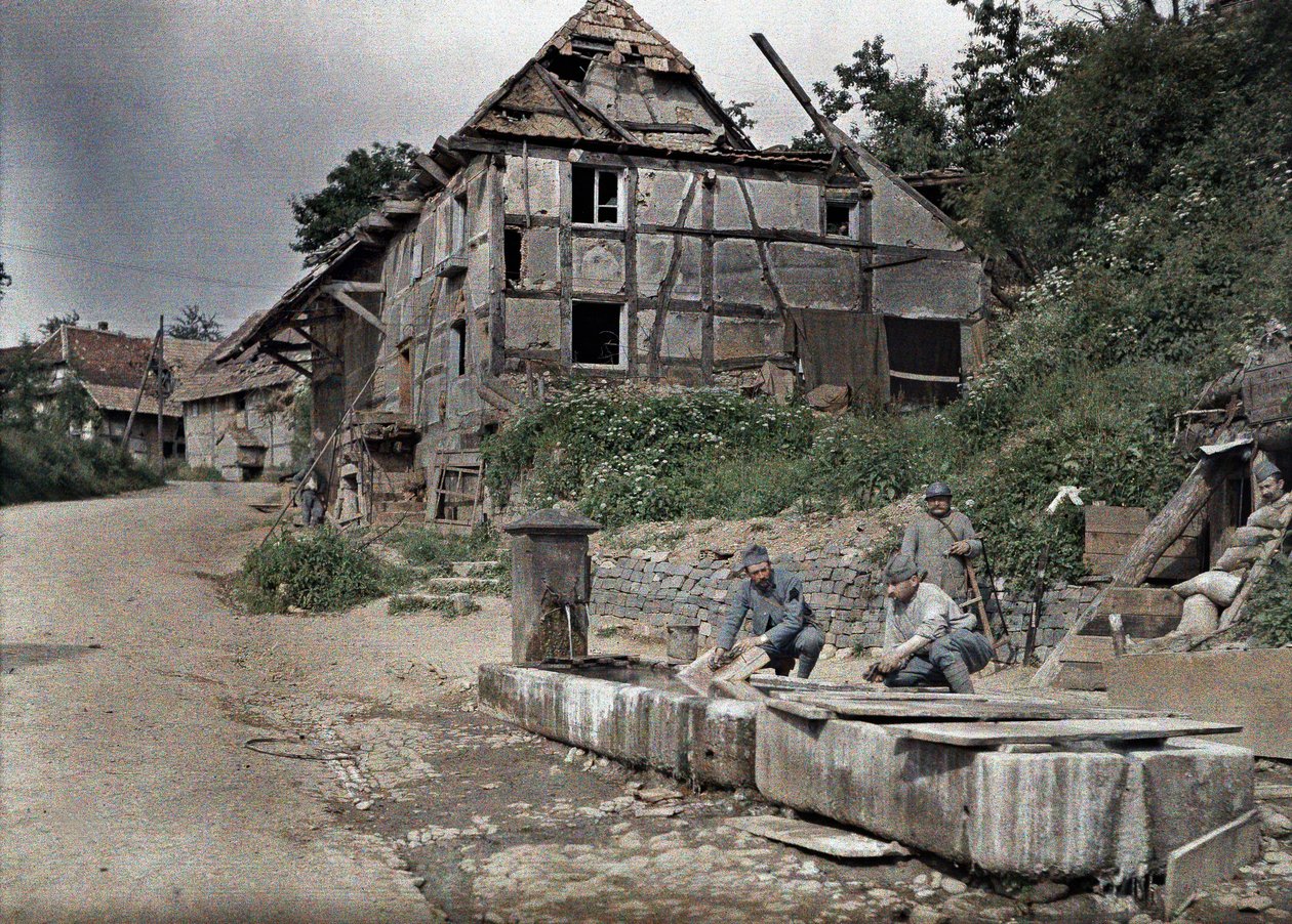 Två franska soldater vid en telefonstation tvättar sin tvätt i ett tråg, Largitzen, departement Haut-Rhin, Alsace, Frankrike, 18 juni 1917 (autokrom). av Paul Castelnau
