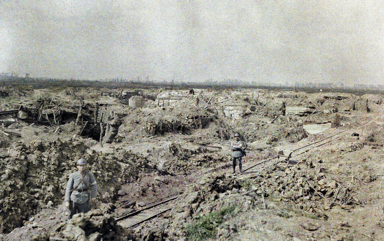 Två franska soldater som står vid ett smalspårigt järnvägsspår nära den franska linjen vid Het Sas i ett område som har ödelagts av artillerield, Belgien, 10 september 1917 (autokrom) av Paul Castelnau